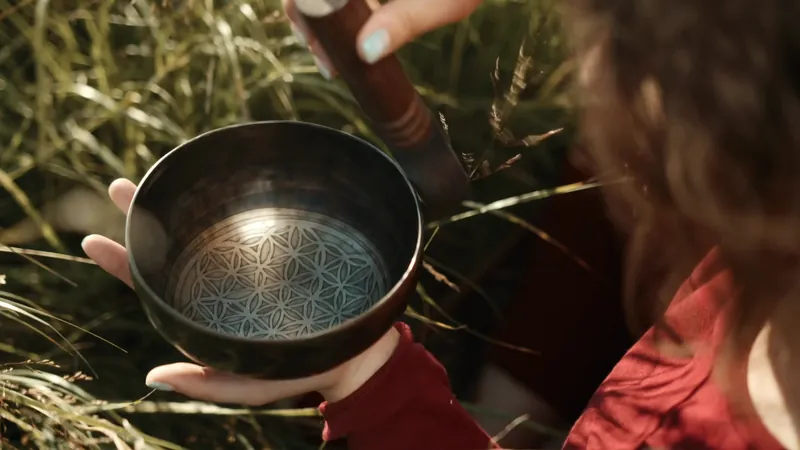 Tibetská mísa při práci s dechem a pozorností